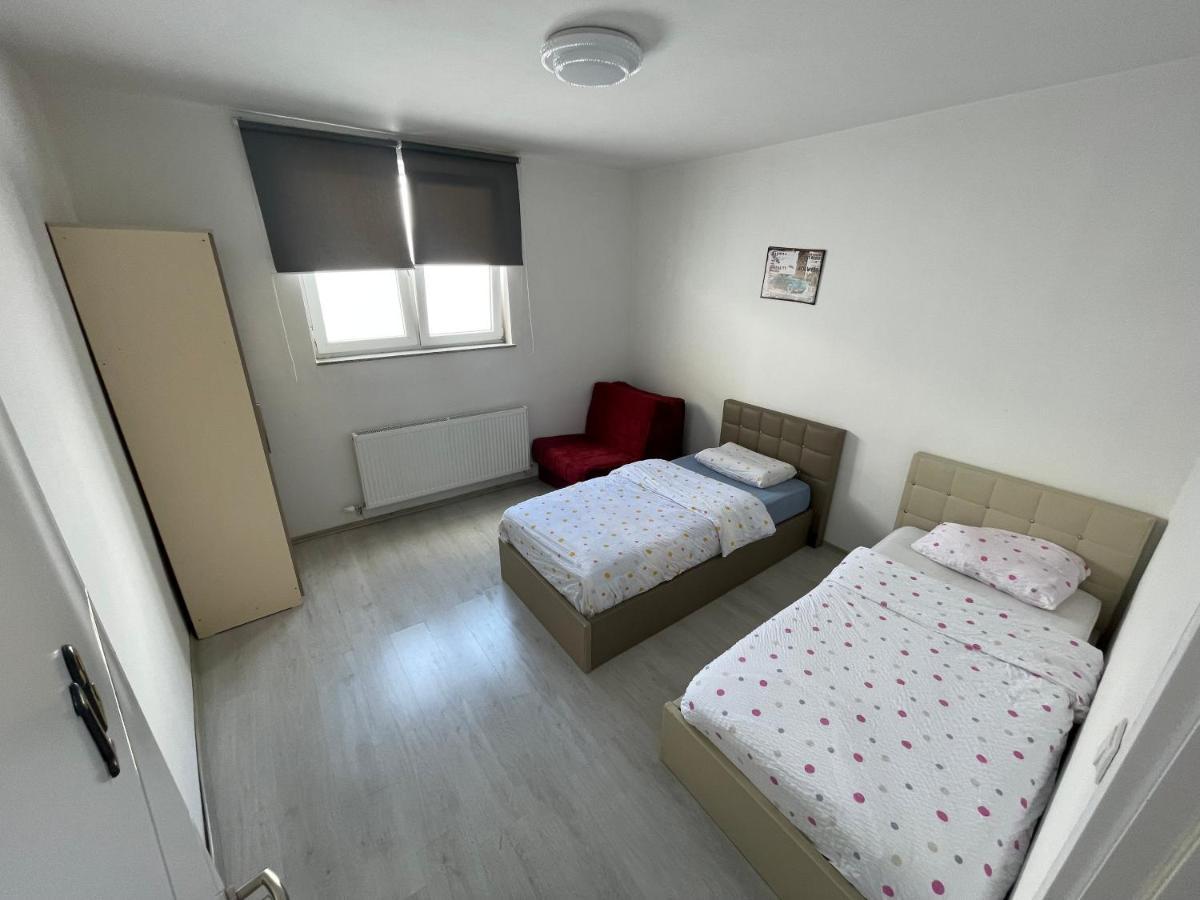 Got Prishtina Hostel Pristina Buitenkant foto